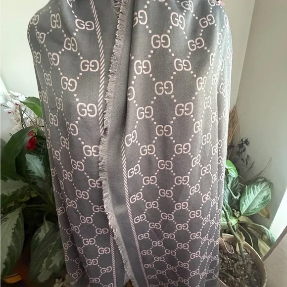 Gucci  Logo Patterned Shawl. - Picture 6 of 16